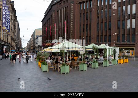 In einem Café im Freien in helsinki, finnland, genießen die Menschen Mahlzeiten und Getränke Stockfoto