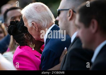 US-Präsident Joe Biden begrüßt einen Teilnehmer nach einer Veranstaltung zu Ehren des 30. Jahrestages des Violence Against Women Act (VACA) auf dem Südrasen des Weißen Hauses in Washington, DC am Donnerstag, den 12. September 2024. Der Präsident lud Überlebende, Befürworter, ehemalige Mitarbeiter und Verbündete ein, um das Gesetz zu feiern, das er während seiner Amtszeit als US-Senator schrieb. Kredit: Bonnie Cash/Pool über CNP/MediaPunch Stockfoto