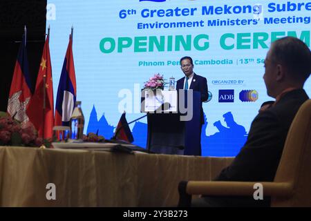 Phnom Penh, Kambodscha. September 2024. Der kambodschanische Umweltminister Eang Sophalleth (auf dem Podium) spricht während der Eröffnungszeremonie des sechsten Treffens der Umweltminister im Großraum Mekong (GMS) in Phnom Penh, der Hauptstadt Kambodschas, am 13. September 2024. IM ANSCHLUSS AN „Roundup: GMS-Umweltminister billigen zwei wichtige Dokumente, um die wichtigsten Umweltprobleme anzugehen“ Vermerk: Phearum/Xinhua/Alamy Live News Stockfoto