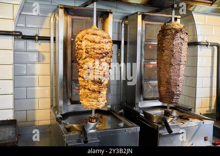 Kusadasi, Türkei - 1. September 2024: Dönerspieße aus putenfleisch und Rindfleisch in einer Döner-Imbiss, ein beliebtes Gericht der türkischen Küche Stockfoto