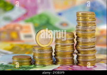 Euromünzen liegen im Stapel aufeinander Euromünzen liegen im Stapel aufeinander in Form eines Chart mit Steigerung nach oben *** Euro-Münzen liegen oben Stockfoto