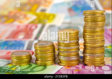 Euromünzen liegen im Stapel aufeinander Euromünzen liegen im Stapel aufeinander in Form eines Chart mit Steigerung nach oben *** Euro-Münzen liegen oben Stockfoto