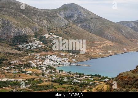 Ormos Egialis Bay (Aegiali) an der Nordseite von Amorgos. Aegiali ist ein beliebtes touristisches Dorf. Kykladen, Griechenland Stockfoto