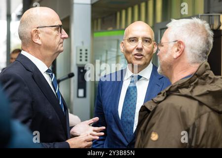 13. September 2024, Brandenburg, Cottbus: Dietmar Woidke (SPD, l-r), Ministerpräsident des Landes Brandenburg, Eckhard Nagel, Vorstandsvorsitzender und medizinischer Leiter der Medizinischen Universität Lausitzer - Carl Thiem (MUL-CT) und Gunnar Kurth (SPD), Kandidat für den landtag, stehen bei der Eröffnung der Notaufnahme im MUL-CT. Die modernste Notaufnahme Deutschlands wird heute auf dem Campus MUL-CT eröffnet. Die neue Notaufnahme verfügt über insgesamt 40 Behandlungsplätze und 45 Plätze in einem Wartebereich. Dies bedeutet, dass es theoretisch möglich ist, 50 Patienten am sa zu behandeln Stockfoto