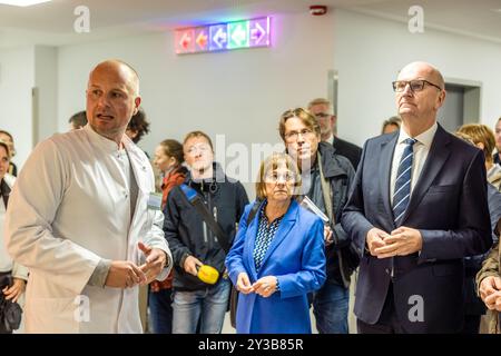 13. September 2024, Brandenburg, Cottbus: Tim Flasbeck (l-r), Chefarzt der Notfallklinik der Medizinischen Universität Lausitz - Carl Thiem (MUL-CT) spricht mit Ursula Nonnemacher (Allianz 90/die Grünen), Ministerin für Soziales, Gesundheit, Integration und Verbraucherschutz, und Dietmar Woidke (SPD), Ministerpräsident des Landes Brandenburg. Die modernste Notaufnahme Deutschlands wird heute auf dem Campus MUL-CT eröffnet. Die neue Notaufnahme verfügt über insgesamt 40 Behandlungsplätze und 45 Plätze in einem Wartebereich. Dies bedeutet, dass es theoretisch möglich ist, 50 Patienten zu behandeln Stockfoto