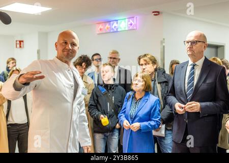 13. September 2024, Brandenburg, Cottbus: Tim Flasbeck (l-r), Chefarzt der Notfallklinik der Medizinischen Universität Lausitz - Carl Thiem (MUL-CT) spricht mit Ursula Nonnemacher (Allianz 90/die Grünen), Ministerin für Soziales, Gesundheit, Integration und Verbraucherschutz, und Dietmar Woidke (SPD), Ministerpräsident des Landes Brandenburg. Die modernste Notaufnahme Deutschlands wird heute auf dem Campus MUL-CT eröffnet. Die neue Notaufnahme verfügt über insgesamt 40 Behandlungsplätze und 45 Plätze in einem Wartebereich. Dies bedeutet, dass es theoretisch möglich ist, 50 Patienten zu behandeln Stockfoto