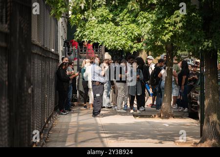 New York Ciy, USA. September 2024. Die Louis D. Brandeis High School, eine High-Westside-Schule in New York City, NY, wurde am 12. September 2024 abgeriegelt, nachdem die Polizei 911 Anrufe eines Mannes erhielt, der mit einer Schusswaffe in einem Badezimmer eingeschlossen war. Die Rettungsdiensteinheit durchsuchte die gesamte Schule und fand keine Schusswaffe in der Schule. Die Schüler wurden aus der Schule entlassen, wo die Eltern auf ihre Kinder warteten. (Foto: Steve Sanchez/SIPA USA). Quelle: SIPA USA/Alamy Live News Stockfoto