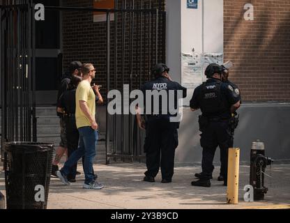 New York Ciy, USA. September 2024. Die Louis D. Brandeis High School, eine High-Westside-Schule in New York City, NY, wurde am 12. September 2024 abgeriegelt, nachdem die Polizei 911 Anrufe eines Mannes erhielt, der mit einer Schusswaffe in einem Badezimmer eingeschlossen war. Die Rettungsdiensteinheit durchsuchte die gesamte Schule und fand keine Schusswaffe in der Schule. Die Schüler wurden aus der Schule entlassen, wo die Eltern auf ihre Kinder warteten. (Foto: Steve Sanchez/SIPA USA). Quelle: SIPA USA/Alamy Live News Stockfoto