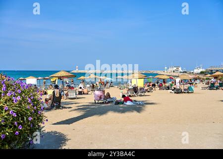 Kusadasi, Türkei - 1. September 2024: Lebhafter Strand in Kusadasi, Türkei, bei Belediye Plaji mit vielen Urlaubern, die Sonne und Meer im Sommer genießen *** Belebter Strand in Kusadasi, Türkei, am Belediye Plaji mit vielen Urlaubern, die Sonne und Meer im Sommer genießen Stockfoto