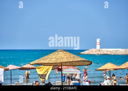 Kusadasi, Türkei - 1. September 2024: Lebhafter Strand in Kusadasi, Türkei, bei Belediye Plaji mit vielen Urlaubern, die Sonne und Meer im Sommer genießen *** Belebter Strand in Kusadasi, Türkei, am Belediye Plaji mit vielen Urlaubern, die Sonne und Meer im Sommer genießen Stockfoto