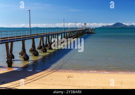 Pier und sonniger Himmel in Cardwell Town in Queensland, Australien. Cardwell ist eine Küstenstadt und ländliche Ortschaft in der Cassowary Coast Region. Stockfoto