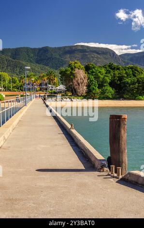 Pier und sonniger Himmel in Cardwell Town in Queensland, Australien. Cardwell ist eine Küstenstadt und ländliche Ortschaft in der Cassowary Coast Region. Stockfoto