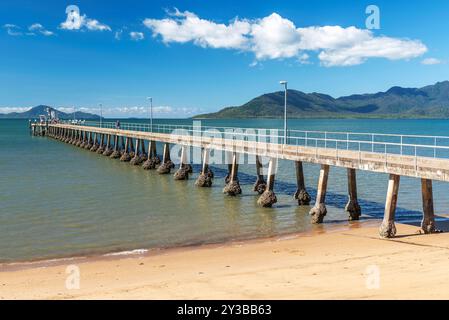 Pier und sonniger Himmel in Cardwell Town in Queensland, Australien. Cardwell ist eine Küstenstadt und ländliche Ortschaft in der Cassowary Coast Region. Stockfoto