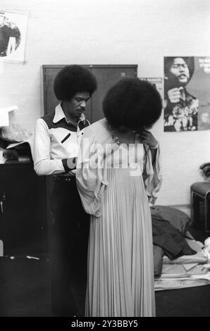 Bob und Marcia, Bob Andy und Marcia Griffiths The Young Gifted and Black, ihre erste britische Tour. Sie erschienen im Gliderdrome (Starlight Rooms). Hinter der Bühne vor dem Konzert. Bob hilft Marcia mit ihrem Kleid. Boston, Lincolnshire, England, 30. Mai 1970. Stockfoto