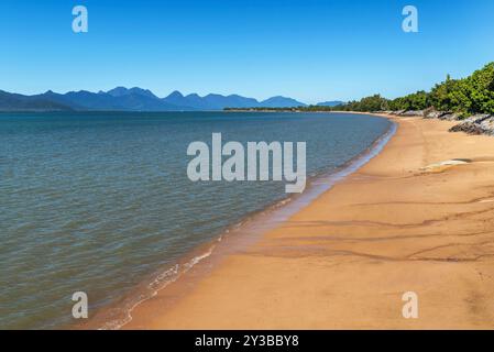 Pier und sonniger Himmel in Cardwell Town in Queensland, Australien. Cardwell ist eine Küstenstadt und ländliche Ortschaft in der Cassowary Coast Region. Stockfoto