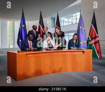 Berlin, Deutschland. September 2024. Zurück: William Samoei Ruto, Präsident der Republik Kenia, und Olaf Scholz, Bundeskanzler, Front: Musalia Mudavadi, Außenministerin der Republik Kenia, Nancy Faeser, Bundesministerin des Inneren und des Heimatlandes, und Katja Keul, Staatsministerin im Auswärtigen Amt, unterzeichnen am 13. September 2024 in Berlin ein Migrationsabkommen. Quelle: dpa/Alamy Live News Stockfoto