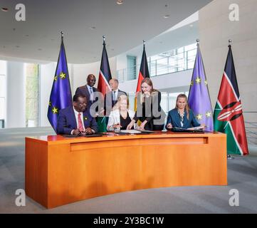 Berlin, Deutschland. September 2024. Zurück: William Samoei Ruto, Präsident der Republik Kenia, und Olaf Scholz, Bundeskanzler, Front: Musalia Mudavadi, Außenministerin der Republik Kenia, Nancy Faeser, Bundesministerin des Inneren und des Heimatlandes, und Katja Keul, Staatsministerin im Auswärtigen Amt, unterzeichnen am 13. September 2024 in Berlin ein Migrationsabkommen. Quelle: dpa/Alamy Live News Stockfoto