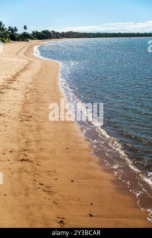 Pier und sonniger Himmel in Cardwell Town in Queensland, Australien. Cardwell ist eine Küstenstadt und ländliche Ortschaft in der Cassowary Coast Region. Stockfoto