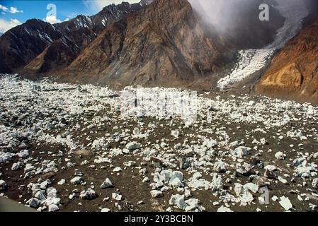 Eine atemberaubende Panoramalandschaft mit einem Gletschertal, umgeben von majestätischen Bergen in Kirgisistan. Das Bild fängt die natürliche Schönheit und ein Stockfoto