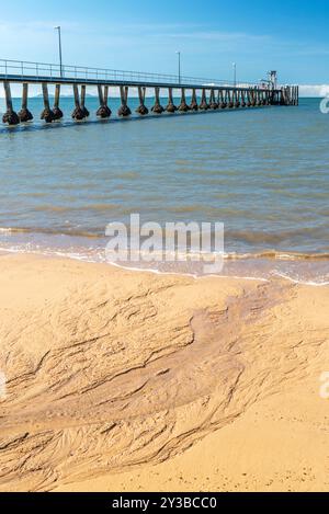 Pier und sonniger Himmel in Cardwell Town in Queensland, Australien. Cardwell ist eine Küstenstadt und ländliche Ortschaft in der Cassowary Coast Region. Stockfoto