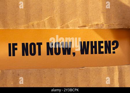 Wenn nicht jetzt, wenn die Fragennachricht auf gerissenem, zerrissenem Papppapier mit orangem Hintergrund geschrieben wurde. Konzeptionelles wenn nicht jetzt Wann-Symbol. Kopierbereich. Stockfoto