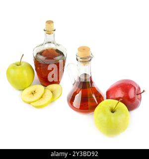 Apfelessig in Glasflasche und reife Äpfel isoliert auf weißem Hintergrund. Es ist freier Platz für Text vorhanden. Collage. Stockfoto