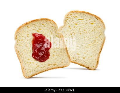 Weiße Brotscheiben mit Erdbeermarmelade auf weißem Hintergrund. Stockfoto