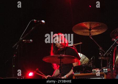 SWANS, KONZERT, GREEN MAN FESTIVAL 2013: Thor Harris Percussion der experimentellen Rockband Swans live auf der Far Out Stage beim Green man Festival 2013 im Glanusk Park, Brecon, Wales, August 2013. Foto: Rob Watkins. INFO: Swans ist eine einflussreiche amerikanische Experimental-Rock-Band, die für ihren intensiven, oft brutalen Sound bekannt ist, der Post-Punk, Industrial und Noise Rock verbindet. Unter der Leitung von Michael Gira erforscht ihre Musik die Themen Macht, Spiritualität und Transformation durch repetitive, immersive Soundlandschaften. Stockfoto