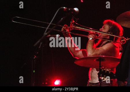 SWANS, KONZERT, GREEN MAN FESTIVAL 2013: Thor Harris Trompete der experimentellen Rockband Swans live auf der Far Out Stage beim Green man Festival 2013 im Glanusk Park, Brecon, Wales, August 2013. Foto: Rob Watkins. INFO: Swans ist eine einflussreiche amerikanische Experimental-Rock-Band, die für ihren intensiven, oft brutalen Sound bekannt ist, der Post-Punk, Industrial und Noise Rock verbindet. Unter der Leitung von Michael Gira erforscht ihre Musik die Themen Macht, Spiritualität und Transformation durch repetitive, immersive Soundlandschaften. Stockfoto