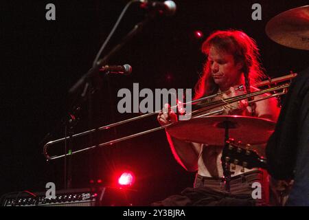 SWANS, KONZERT, GREEN MAN FESTIVAL 2013: Thor Harris Trompete der experimentellen Rockband Swans live auf der Far Out Stage beim Green man Festival 2013 im Glanusk Park, Brecon, Wales, August 2013. Foto: Rob Watkins. INFO: Swans ist eine einflussreiche amerikanische Experimental-Rock-Band, die für ihren intensiven, oft brutalen Sound bekannt ist, der Post-Punk, Industrial und Noise Rock verbindet. Unter der Leitung von Michael Gira erforscht ihre Musik die Themen Macht, Spiritualität und Transformation durch repetitive, immersive Soundlandschaften. Stockfoto