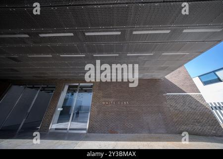 13. September 2024. Bermondsey Street, ein ehemaliges Industriegebiet, das heute eine breite Mischung aus Cafés, Restaurants und kreativen Unternehmen beherbergt. White Cube außen Stockfoto