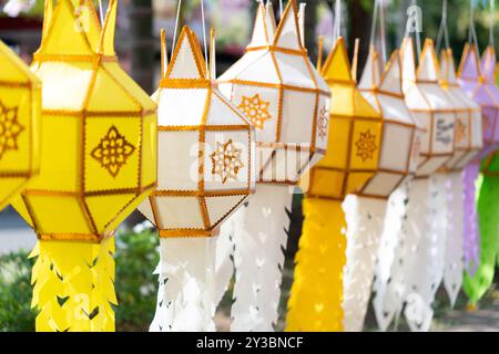 Farbenfrohe Laternen-Lampen-Dekorationen aus Papier auf dem Yee Peng Festival dekorieren rund um die Innenstadt von Chiang Mai. Festival im Norden Thailands. Stockfoto