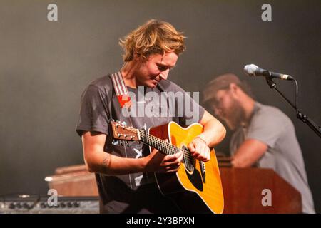 BEN HOWARD, KONZERT, GREEN MAN FESTIVAL 2013: Britischer Popstar Ben Howard als Headliner live auf der Mountain Stage beim Green man Festival 2013 im Glanusk Park, Brecon, Wales, August 2013. Foto: Rob Watkins. INFO: Ben Howard ist ein britischer Singer-Songwriter, der für seinen emotionalen, akustischen Sound bekannt ist. Seine introspektiven Texte und seine komplizierten Gitarrenarbeiten verbinden Folk-, Indie- und experimentelle Einflüsse und erforschen Themen wie Liebe, Natur und persönliches Wachstum und kreieren tief atmosphärische und reflektierende Musik. Stockfoto