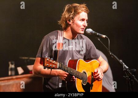 BEN HOWARD, KONZERT, GREEN MAN FESTIVAL 2013: Britischer Popstar Ben Howard als Headliner live auf der Mountain Stage beim Green man Festival 2013 im Glanusk Park, Brecon, Wales, August 2013. Foto: Rob Watkins. INFO: Ben Howard ist ein britischer Singer-Songwriter, der für seinen emotionalen, akustischen Sound bekannt ist. Seine introspektiven Texte und seine komplizierten Gitarrenarbeiten verbinden Folk-, Indie- und experimentelle Einflüsse und erforschen Themen wie Liebe, Natur und persönliches Wachstum und kreieren tief atmosphärische und reflektierende Musik. Stockfoto