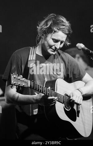 BEN HOWARD, KONZERT, GREEN MAN FESTIVAL 2013: Britischer Popstar Ben Howard als Headliner live auf der Mountain Stage beim Green man Festival 2013 im Glanusk Park, Brecon, Wales, August 2013. Foto: Rob Watkins. INFO: Ben Howard ist ein britischer Singer-Songwriter, der für seinen emotionalen, akustischen Sound bekannt ist. Seine introspektiven Texte und seine komplizierten Gitarrenarbeiten verbinden Folk-, Indie- und experimentelle Einflüsse und erforschen Themen wie Liebe, Natur und persönliches Wachstum und kreieren tief atmosphärische und reflektierende Musik. Stockfoto