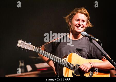 BEN HOWARD, KONZERT, GREEN MAN FESTIVAL 2013: Britischer Popstar Ben Howard als Headliner live auf der Mountain Stage beim Green man Festival 2013 im Glanusk Park, Brecon, Wales, August 2013. Foto: Rob Watkins. INFO: Ben Howard ist ein britischer Singer-Songwriter, der für seinen emotionalen, akustischen Sound bekannt ist. Seine introspektiven Texte und seine komplizierten Gitarrenarbeiten verbinden Folk-, Indie- und experimentelle Einflüsse und erforschen Themen wie Liebe, Natur und persönliches Wachstum und kreieren tief atmosphärische und reflektierende Musik. Stockfoto