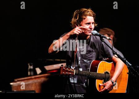 BEN HOWARD, KONZERT, GREEN MAN FESTIVAL 2013: Britischer Popstar Ben Howard als Headliner live auf der Mountain Stage beim Green man Festival 2013 im Glanusk Park, Brecon, Wales, August 2013. Foto: Rob Watkins. INFO: Ben Howard ist ein britischer Singer-Songwriter, der für seinen emotionalen, akustischen Sound bekannt ist. Seine introspektiven Texte und seine komplizierten Gitarrenarbeiten verbinden Folk-, Indie- und experimentelle Einflüsse und erforschen Themen wie Liebe, Natur und persönliches Wachstum und kreieren tief atmosphärische und reflektierende Musik. Stockfoto