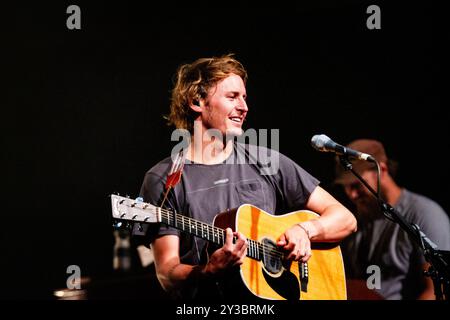 BEN HOWARD, KONZERT, GREEN MAN FESTIVAL 2013: Britischer Popstar Ben Howard als Headliner live auf der Mountain Stage beim Green man Festival 2013 im Glanusk Park, Brecon, Wales, August 2013. Foto: Rob Watkins. INFO: Ben Howard ist ein britischer Singer-Songwriter, der für seinen emotionalen, akustischen Sound bekannt ist. Seine introspektiven Texte und seine komplizierten Gitarrenarbeiten verbinden Folk-, Indie- und experimentelle Einflüsse und erforschen Themen wie Liebe, Natur und persönliches Wachstum und kreieren tief atmosphärische und reflektierende Musik. Stockfoto