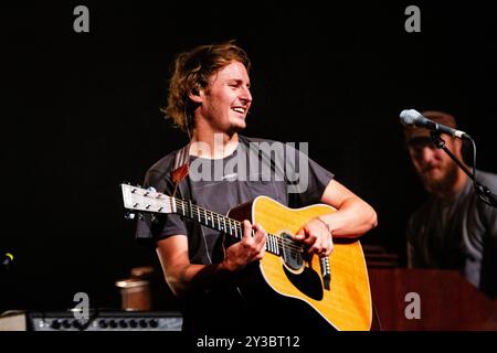 BEN HOWARD, KONZERT, GREEN MAN FESTIVAL 2013: Britischer Popstar Ben Howard als Headliner live auf der Mountain Stage beim Green man Festival 2013 im Glanusk Park, Brecon, Wales, August 2013. Foto: Rob Watkins. INFO: Ben Howard ist ein britischer Singer-Songwriter, der für seinen emotionalen, akustischen Sound bekannt ist. Seine introspektiven Texte und seine komplizierten Gitarrenarbeiten verbinden Folk-, Indie- und experimentelle Einflüsse und erforschen Themen wie Liebe, Natur und persönliches Wachstum und kreieren tief atmosphärische und reflektierende Musik. Stockfoto