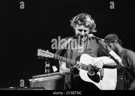 BEN HOWARD, KONZERT, GREEN MAN FESTIVAL 2013: Britischer Popstar Ben Howard als Headliner live auf der Mountain Stage beim Green man Festival 2013 im Glanusk Park, Brecon, Wales, August 2013. Foto: Rob Watkins. INFO: Ben Howard ist ein britischer Singer-Songwriter, der für seinen emotionalen, akustischen Sound bekannt ist. Seine introspektiven Texte und seine komplizierten Gitarrenarbeiten verbinden Folk-, Indie- und experimentelle Einflüsse und erforschen Themen wie Liebe, Natur und persönliches Wachstum und kreieren tief atmosphärische und reflektierende Musik. Stockfoto