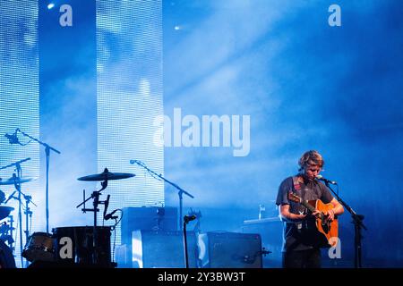 BEN HOWARD, KONZERT, GREEN MAN FESTIVAL 2013: Britischer Popstar Ben Howard als Headliner live auf der Mountain Stage beim Green man Festival 2013 im Glanusk Park, Brecon, Wales, August 2013. Foto: Rob Watkins. INFO: Ben Howard ist ein britischer Singer-Songwriter, der für seinen emotionalen, akustischen Sound bekannt ist. Seine introspektiven Texte und seine komplizierten Gitarrenarbeiten verbinden Folk-, Indie- und experimentelle Einflüsse und erforschen Themen wie Liebe, Natur und persönliches Wachstum und kreieren tief atmosphärische und reflektierende Musik. Stockfoto