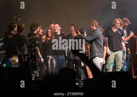 BEN HOWARD, KONZERT, GREEN MAN FESTIVAL 2013: Der britische Popstar Ben Howard feiert den Applaus mit seiner vollen Band, nachdem er live auf der Mountain Stage beim Green man Festival 2013 im Glanusk Park, Brecon, Wales, im August 2013 Headliner hatte. Foto: Rob Watkins. INFO: Ben Howard ist ein britischer Singer-Songwriter, der für seinen emotionalen, akustischen Sound bekannt ist. Seine introspektiven Texte und seine komplizierten Gitarrenarbeiten verbinden Folk-, Indie- und experimentelle Einflüsse und erforschen Themen wie Liebe, Natur und persönliches Wachstum und kreieren tief atmosphärische und reflektierende Musik. Stockfoto