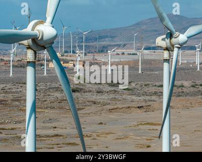 Erneuerbare Energien, Windenergie, Windturbinen, die sich bewegen, in der Nähe des Ozeans. Strom aus erneuerbaren Energiequellen. Stromversorgung. Gran Canaria Stockfoto