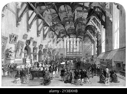 The British Association at Edinburgh: The Great Hall of the Parliament House, 1871. "...unsere Illustration zeigt den schönen alten Saal, der für einen Empfangsraum mit Möbeln ausgestattet war, die von der Fakultät für Advocates and the Writers an das Signet oder Anwälte aus der Advocates' Library und der Signet Library verliehen wurden...der Saal war auch mit Gewächshauspflanzen aus den Kindergärten von Messrs. Lawson dekoriert, und Blumensträuße wurden auf den Tischen gelegt. Sofas und Stühle luden die Besucher ein, sich auszuruhen oder zu unterhalten; Zeitungen und Briefpapier waren frei zugänglich Stockfoto