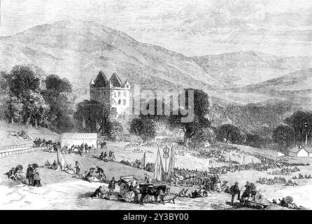 The Scott Centenary: Fest in Newark Castle, Selkirk, [Schottland], 1871. "Der Herzog von Buccleuch hatte sein Gelände in Newark für diesen Anlass geöffnet... der alte Turm von Newark steht am Ufer des Yarrow, im Park des Herzogs von Buccleuch in Bowhill, und zwischen drei und vier Meilen von Selkirk entfernt. Die Burg wurde von Jakob II. Erbaut. In dieser Burg wurden die Gefangenen, die in der Schlacht von Philiphaugh gefangen genommen wurden, von General Leslie hingerichtet. Jetzt ist der massive quadratische Turm unüberdacht und ruinös...bei der Ankunft in Newark bildete sich die Prozession vor der Burg, als Provost Anderson p Stockfoto