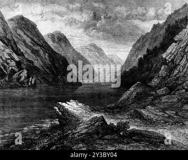 Der Pass of Awe, Argyleshire, [Schottland]. 1871. „Loch Awe, einer der größten Süßwasserseen in den West Highlands, mit seinen hohen umliegenden Bergen und seinen zahlreichen bewaldeten Inseln, ist das Hauptmerkmal der natürlichen Erhabenheit und Schönheit in diesem Bezirk...[unsere Gravur zeigt] den Pass of Awe, durch den der Fluss Awe von Loch Awe in Loch Etive fließt. "Hier nähern sich die Berge auf beiden Seiten mit einer erschreckenden Abruptheit und werfen einen ewigen Schatten auf das tiefe dunkle Wasser." Etwas weiter unten an diesem Seearm - endet mit zwei Felsen, die Brander genannt werden Stockfoto