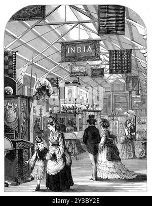 The International Exhibition at South Kensington: The Indian Court, 1871. "Der wertvollste Teil der indischen Waren, die hier für den Unterricht in Kunst und Manufaktur präsentiert werden, muss die Exemplare exquisiter Ziermuster sein, und von zarter, aber starker und substanzieller Verarbeitung der Textilien... es gibt... eine herrliche Sammlung von bestickten Samten, Satinen und gossameren Muslins; von Kincobs, die von Silber und Gold glänzen; von Tüchern, in denen die hellsten Farben der Natur, die reichsten Blütenfarben und die Strahlen der strahlendsten Edelsteine d sind Stockfoto