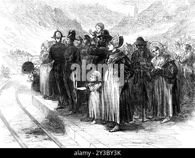 Eröffnung des Mont Cenis Tunnels: Landleute warten auf den Zugpass, 1871. Eisenbahntunnel - 3,7 km (8,5 Meilen) lang - in den europäischen Alpen, der Bardonecchia in Italien mit Modane in Frankreich verbindet. Der Modane tunnel...from in Savoyen nach Bardonn&#xe9;che im Piemont, der durch die Wissenschaft und das Können einheimischer Ingenieure und die Arbeit einheimischer Arbeiter gelangweilt war, wurde seit 1857 offiziell am Sonntag eröffnet. Der erste Sonderzug, halb nach zehn Uhr, übertrug die italienischen Staatsminister, den Syndiker oder Bürgermeister von Turin und andere h Stockfoto