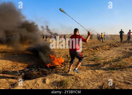 Dutzende palästinensische Demonstranten werden während der heutigen „Großen Marsch der Rückkehr“-Kundgebung durch israelische Live-Feuer und Tränengas während der Auseinandersetzungen entlang der Grenze zwischen Gaza und Israel östlich von Gaza-Stadt und in der Nähe des israelischen Außenpostens Nahal Oz verletzt. Nach Angaben des gesundheitsministeriums in Gaza wurden drei Palästinenser, darunter ein 12-jähriger Junge, Shadi Abed Elall, durch israelische Armeebeschüsse getötet, während über 200 Palästinenser bei den heutigen Protesten verletzt wurden, davon 120 durch israelische Feuer. Rund 13.000 Palästinenser, darunter viele Frauen und Kinder, demonstrierten heute am 26. Freitag in Folge an mehreren Orten Stockfoto