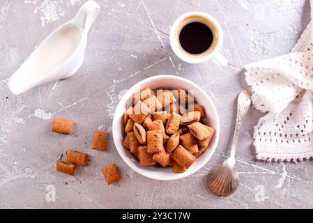 Süßes knuspriges Schokoladen-Kinderfrühstück in der Schüssel auf weißem Hintergrund. Stockfoto